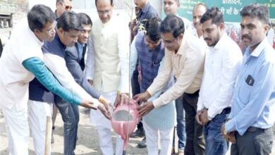 Tree Plantation: Chief Minister Shivraj Singh Chouhan planted Amla, Champa and Neem saplings in the garden at Shyamala Hills.