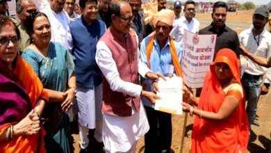 CM Shivraj: Every poor will have his own house, no one will be forced… Residential land rights letters given to 115 poor in Sali village of Gandhwani tehsil