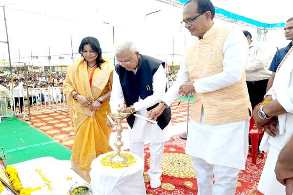 New Educational Complex: The Governor and the Chief Minister laid the foundation stone of the new educational complex of Narmadanchal Vidyapeeth at Bargaon in Dindori district.