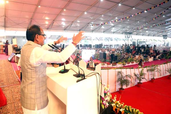 CM Ladli Behna Yojana: The Chief Minister transferred the money to the sisters with flowers and showers