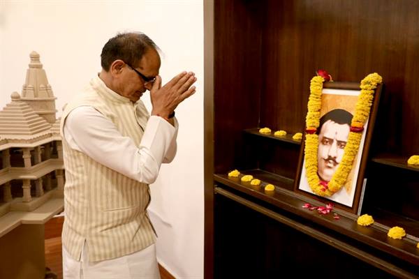 Wreath On Picture: Chief Minister Shivraj Chouhan garlanded the portrait of Pt. Ram Prasad Bismil